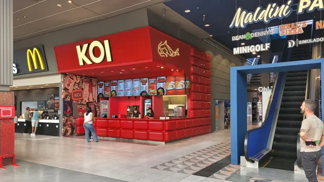 Interior de KOI Alto Avellaneda (restaurante japonés en shopping), proyecto de Terrenal Estudio — foto 3 de 3
