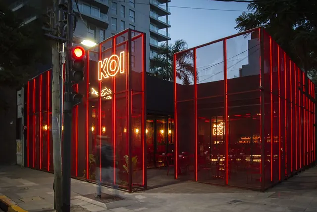 Interior de KOI Vicente López (restaurante japonés), proyecto de Terrenal Estudio — foto 2 de 3