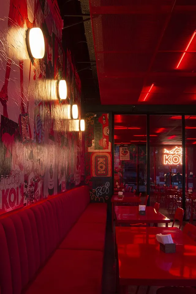 Interior de KOI Vicente López (restaurante japonés), proyecto de Terrenal Estudio — foto 3 de 3
