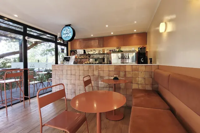 Interior de WUD Haus Kaffe Escobar (café de especialidad / panadería), proyecto de Terrenal Estudio — foto 1 de 2